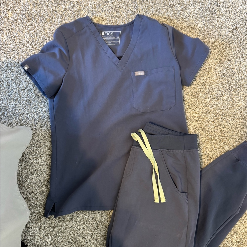 Figs Catalina one pocket scrub top and Zamora joggers.